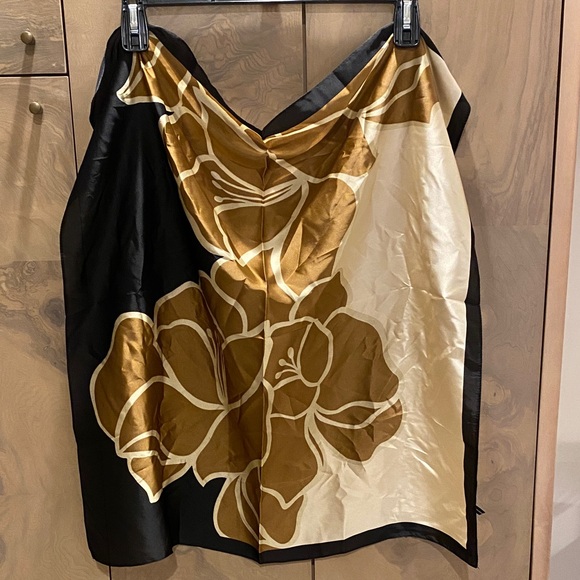 Floral Scarf in Black and Gold - Picture 4 of 4